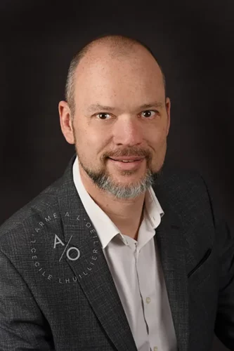 portrait corporate d'un homme fait à Dijon en studio sur fond noir