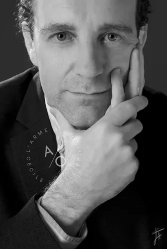 photo corporate d'un homme tenant son visage avec ses mains en noir et blanc