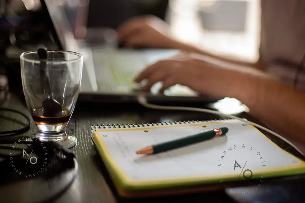 mains travaillant sur un ordinateur avec une tasse à café