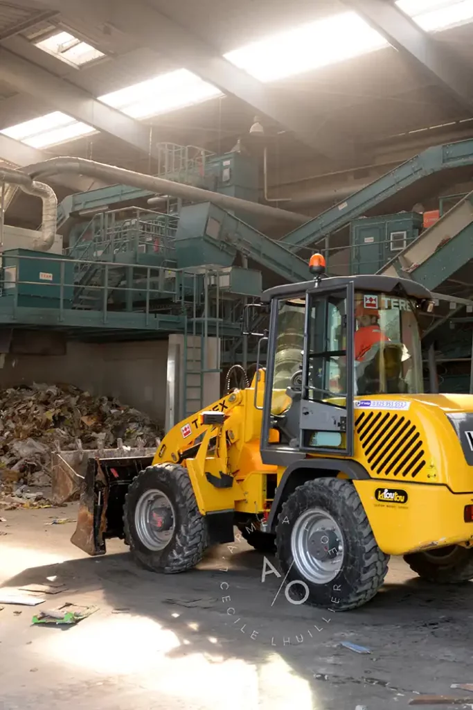 tractopelle en activité dans un hangar