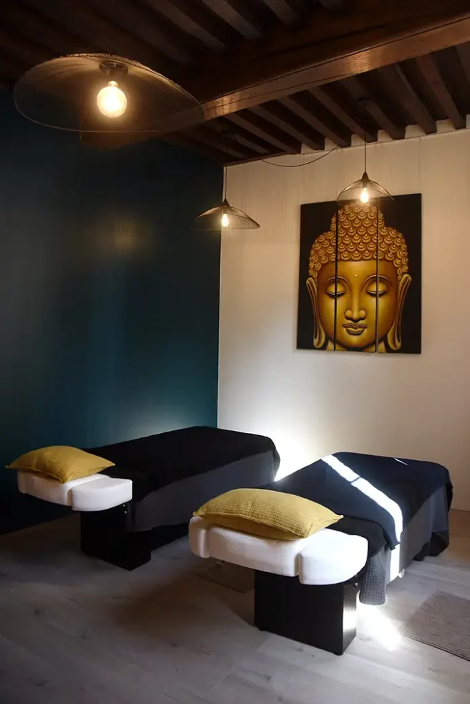 deux tables de massage luxueuses d'un spa à Dijon