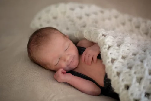 bébé endormi souriant
